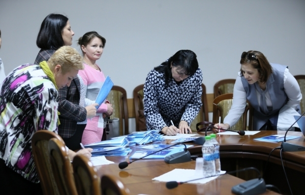 Reprezentanții universităților beneficiare ale Programului Erasmus+, reuniți într-o ședință comună pentru a discuta impactul și gestiunea financiară ale proiectelor