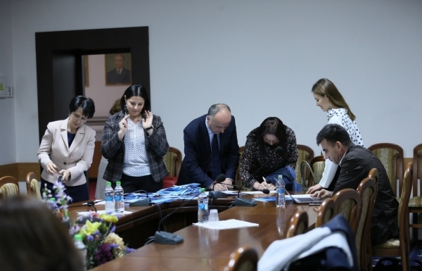 Reprezentanții universităților beneficiare ale Programului Erasmus+, reuniți într-o ședință comună pentru a discuta impactul și gestiunea financiară ale proiectelor