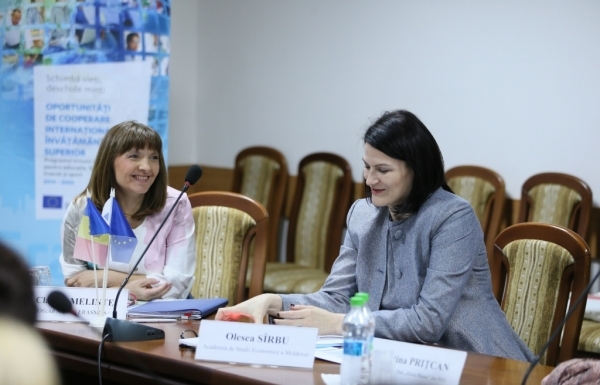 Reprezentanții universităților beneficiare ale Programului Erasmus+, reuniți într-o ședință comună pentru a discuta impactul și gestiunea financiară ale proiectelor