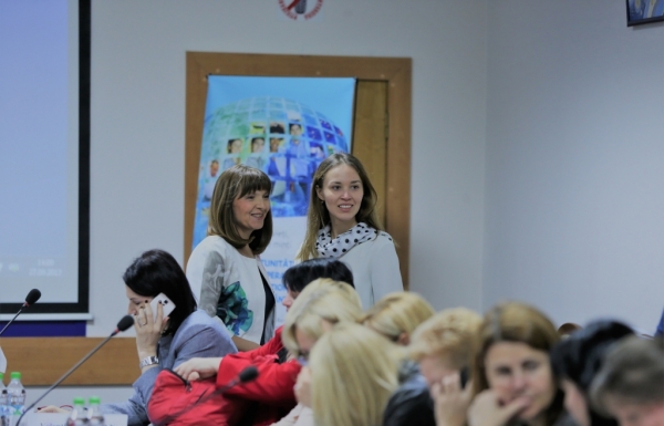 Reprezentanții universităților beneficiare ale Programului Erasmus+, reuniți într-o ședință comună pentru a discuta impactul și gestiunea financiară ale proiectelor