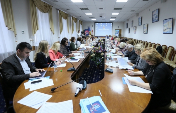 Reprezentanții universităților beneficiare ale Programului Erasmus+, reuniți într-o ședință comună pentru a discuta impactul și gestiunea financiară ale proiectelor