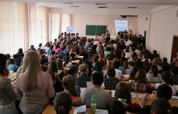 Information Day: sute de tineri din capitală au aflat despre bursele Erasmus+