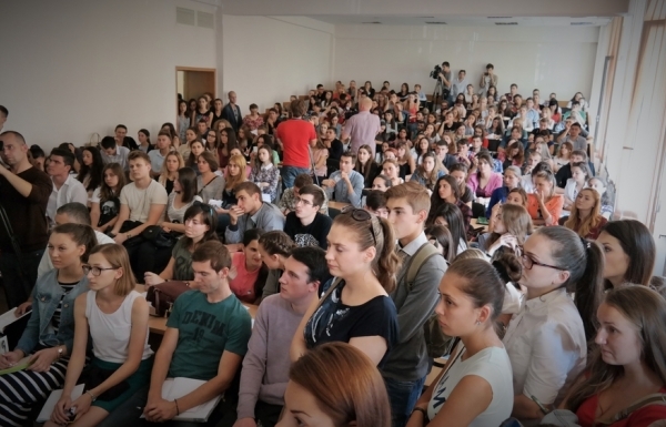 Information Day: sute de tineri din capitală au aflat despre bursele Erasmus+