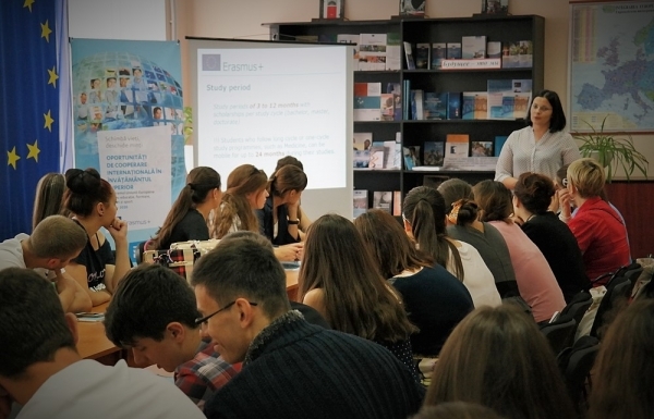 Studenți de la Comrat și Cahul, informați despre Erasmus+