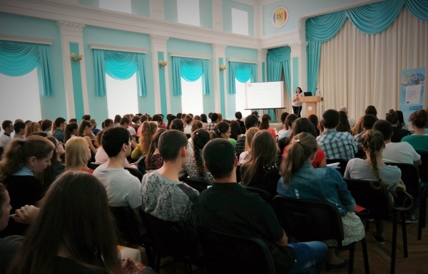 Studenți de la Comrat și Cahul, informați despre Erasmus+
